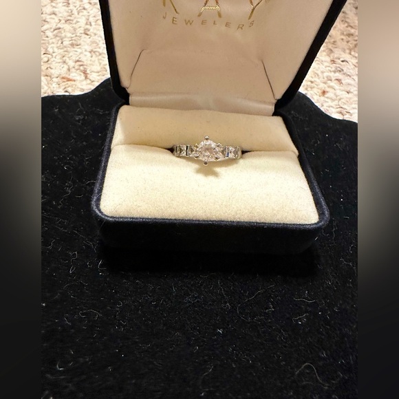 Sterling Silver cubic zirconia ring Solitaire w/ 2 square diamonds on each side - Picture 2 of 6